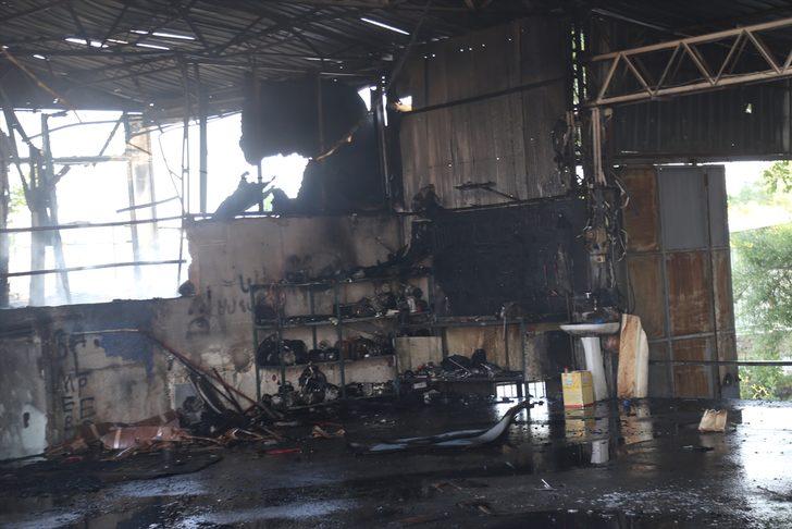 Antalya'da  oto tamirhanesinde çıkan yangın hasara neden oldu G3