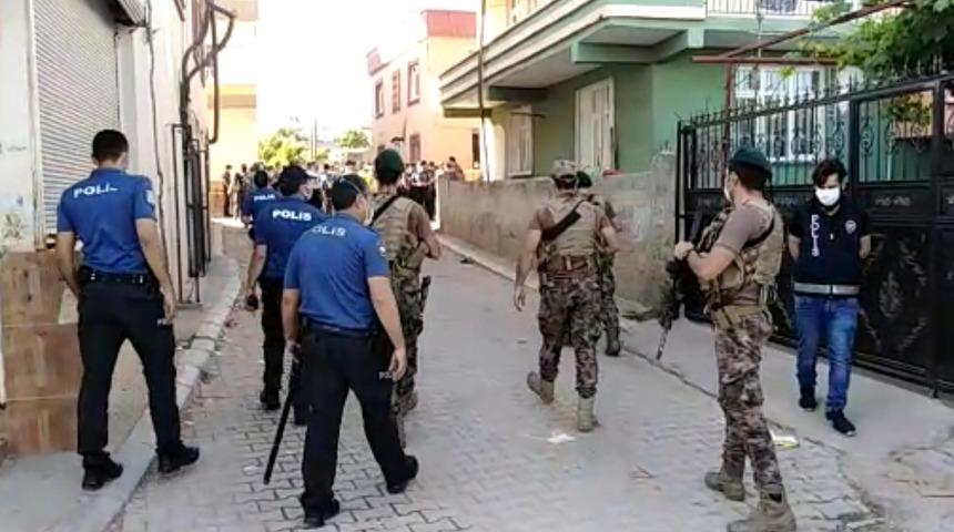 Çocukların kavgasına aileler de karıştı: 1'i polis 2 yaralı