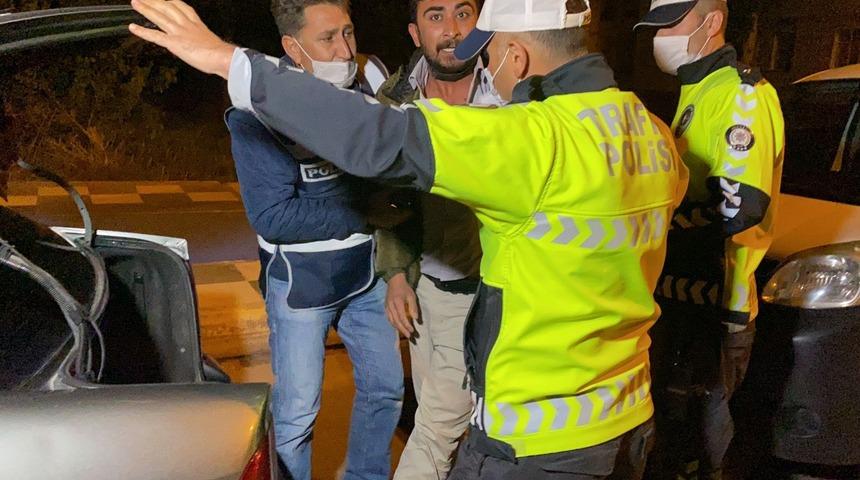 Sevgilisini darp edip zorla ka&ccedil;ırmak isterken yakalandı, CD ve arabasının derdine d&uuml;şt&uuml;