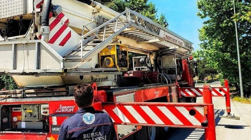 İtfaiye ekipleri, yavru kuş için seferber oldu