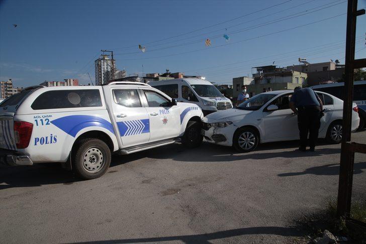 Adana'da polis aracına çarpan zanlıların otomobilinde pompalı tüfek ve tabanca bulundu G1