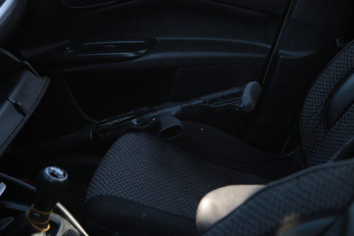 Adana'da polis aracına çarpan zanlıların otomobilinde pompalı tüfek ve tabanca bulundu G3