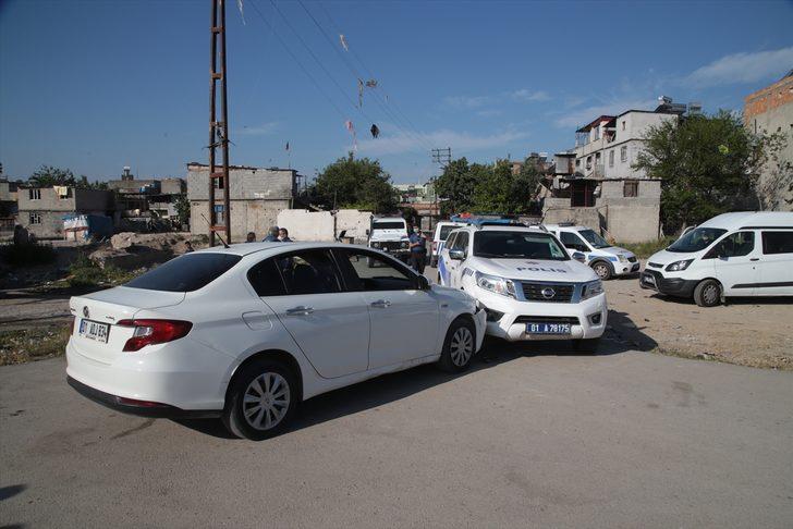 Adana'da polis aracına çarpan zanlıların otomobilinde pompalı tüfek ve tabanca bulundu G4