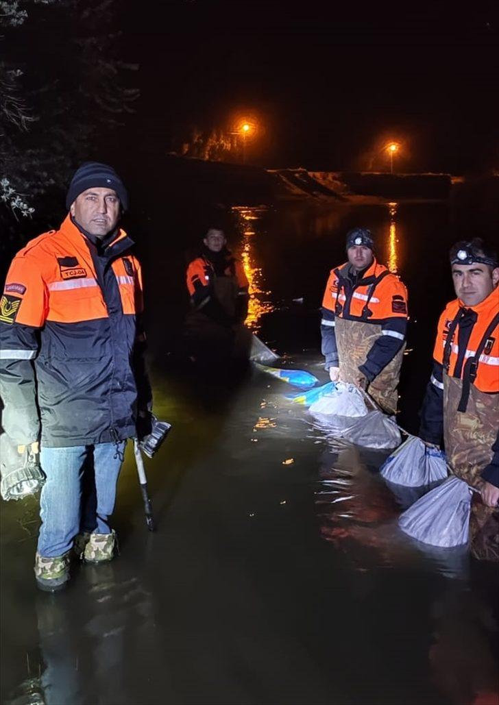 Van'da kaçak avlanılan 7 ton 650 kilogram inci kefali ele geçirildi G1