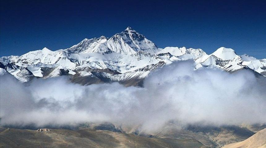Everest Dağı'na tırmanan 2 dağcı hayatını kaybetti