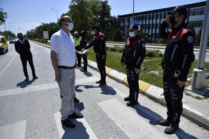 Edirne Valisi Canalp görev başındaki emniyet personelinin bayramını kutladı G1