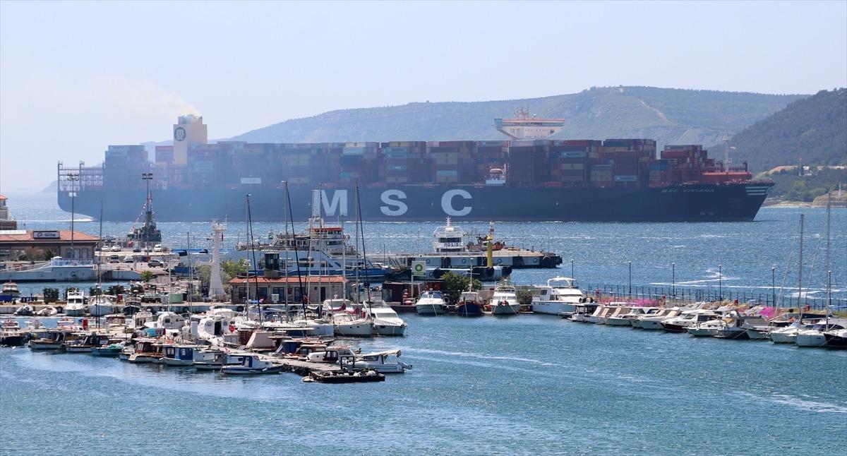 &Ccedil;anakkale Boğazı 3 dev geminin ge&ccedil;işi nedeniyle tek y&ouml;nl&uuml; trafiğe kapatıldı