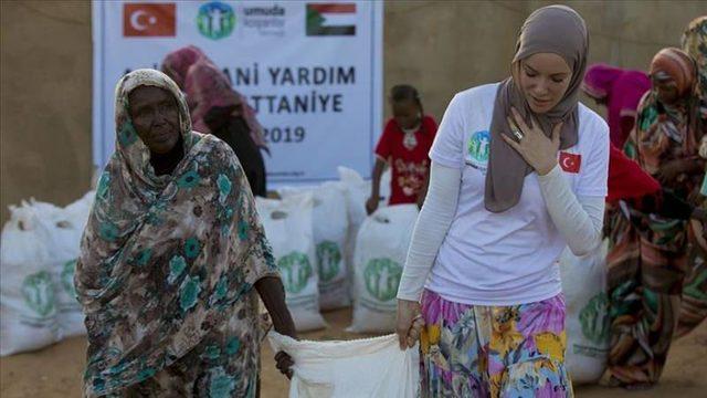 Gamze Özçelik Afrika ülkesi Mali'de iftar verdi