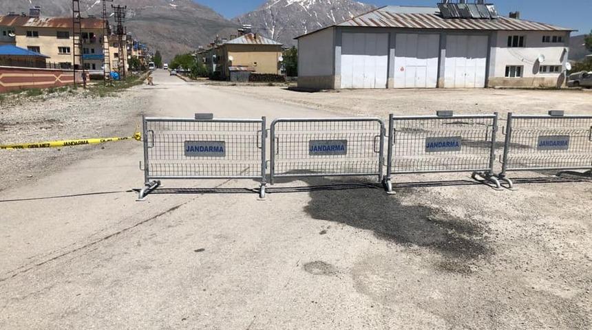 Barikatla kapattılar! 700 kişi karantinada