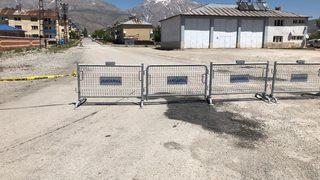 Barikatla kapattılar! 700 kişi karantinada