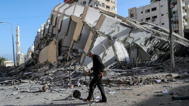 İsrail ordusu Gazze'ye yüzlerce hava saldırısı düzenledi
