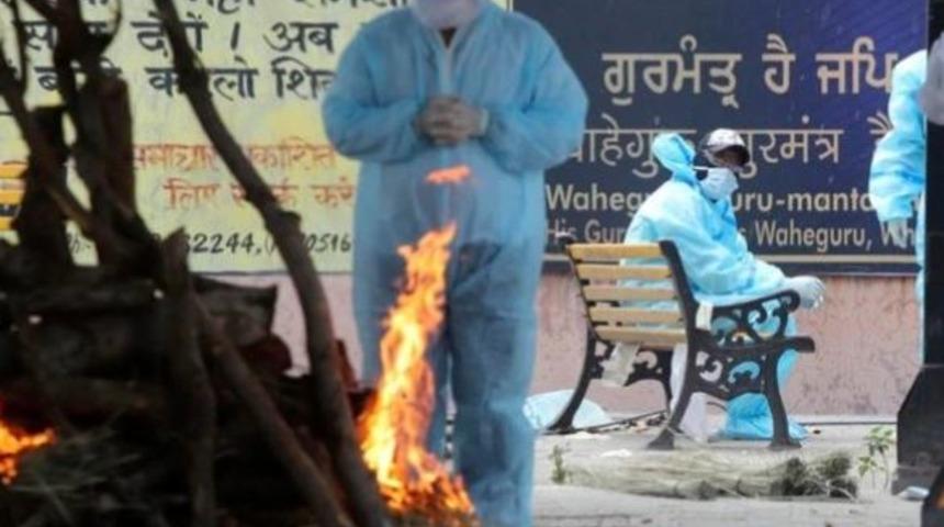 Hindistan'da koronavirüs kaynaklı günlük ölüm sayısı 4 binin altına düşmüyor