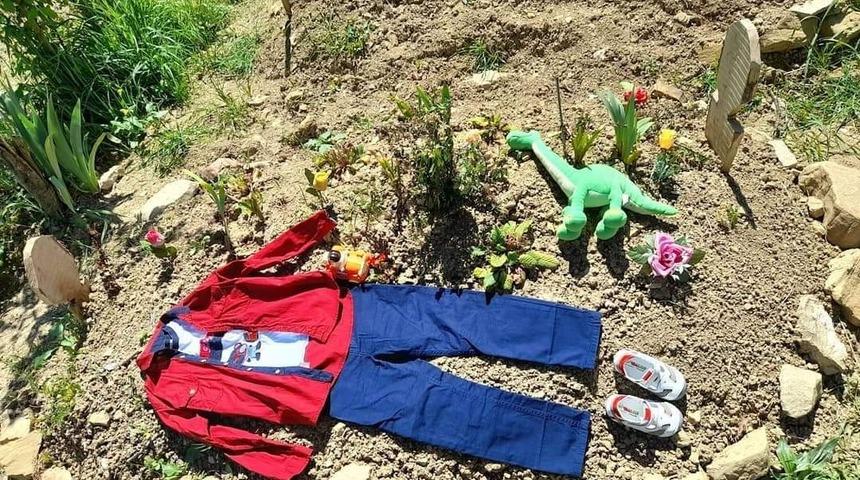 Hayatını kaybeden oğluna bayramlık alan anne yürekleri dağladı