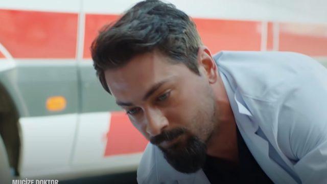 Mucize Doktor yeni bölüm fragmanı izle | Kuduz hasta Ferman'ı ısırıyor! Ferman kuduz mu oluyor?