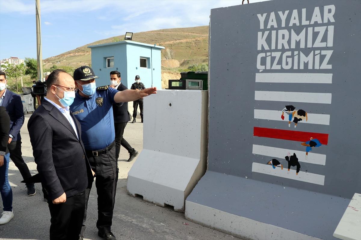 Elazığ Valisi Erkaya Yırık, g&uuml;venlik g&uuml;&ccedil;leri ile bayramlaştı: