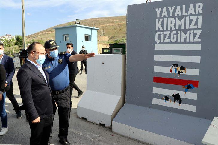 Elazığ Valisi Erkaya Yırık, güvenlik güçleri ile bayramlaştı: G1