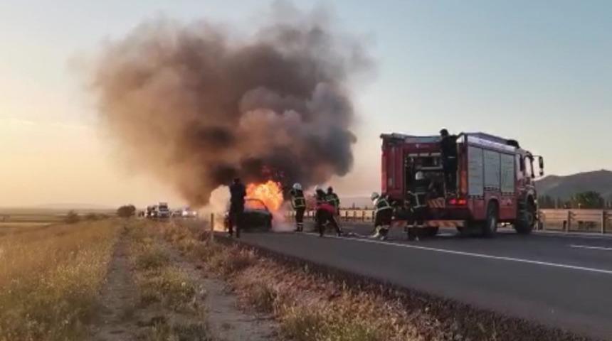Seyir halindeyken alev alan araç küle döndü! Sürücü son anda kurtuldu