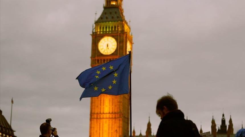 İngiltere'de yaşayan her 10 AB vatandaşından birinin ülkeden ayrılmayı düşündüğü ileri sürüldü