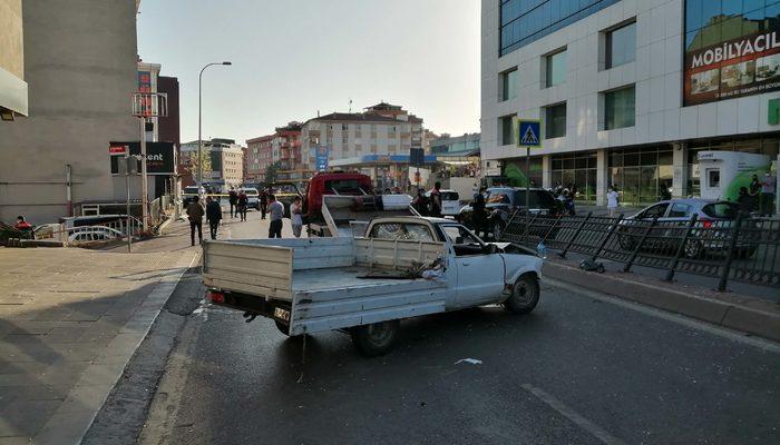 Pendik'te feci kaza! Pikap otobüs durağına çarptı, 2'si çocuk 4 kişi ağır yaralı