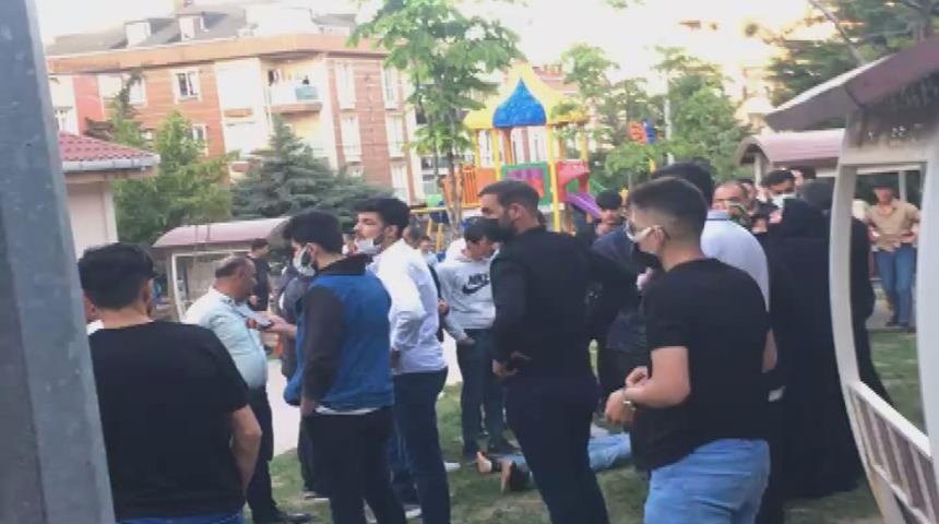 Parkta bı&ccedil;aklı kavga: 19 yaşındaki gen&ccedil; hayatını kaybetti