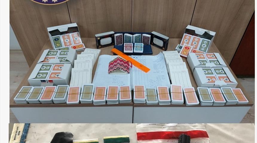 Çorum'da dernek merkezinde kumar oynadığı belirlenen 9 kişiye para cezası verildi