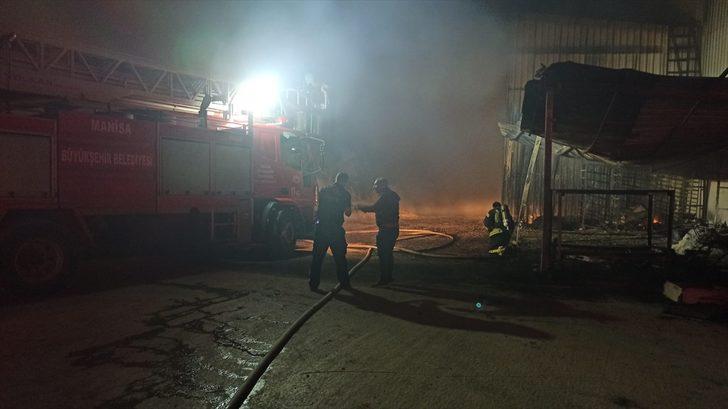 Manisa'da besi çiftliğinde çıkan yangına müdahale ediliyor G2