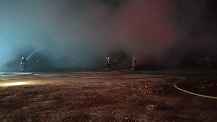 Manisa'da besi çiftliğinde çıkan yangına müdahale ediliyor G3