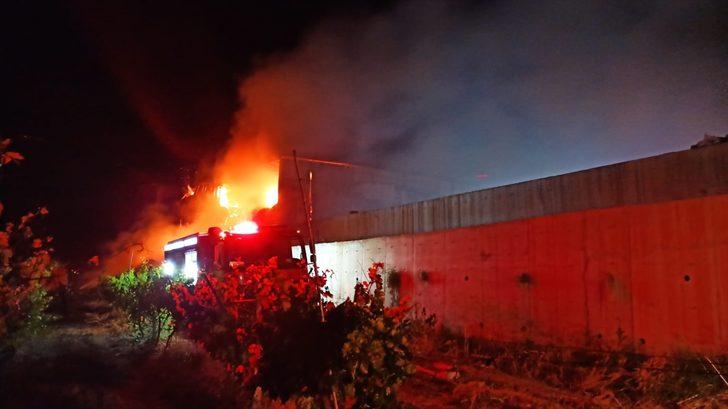 Manisa'da besi çiftliğinde çıkan yangına müdahale ediliyor G4