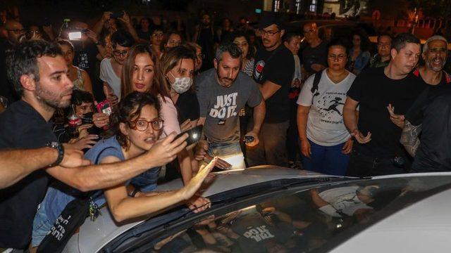 İsrailli Yahudi ve Arap protestocular Yafa'da evlerin satın alınmasını protesto ediyor, 19 Nisan 2021