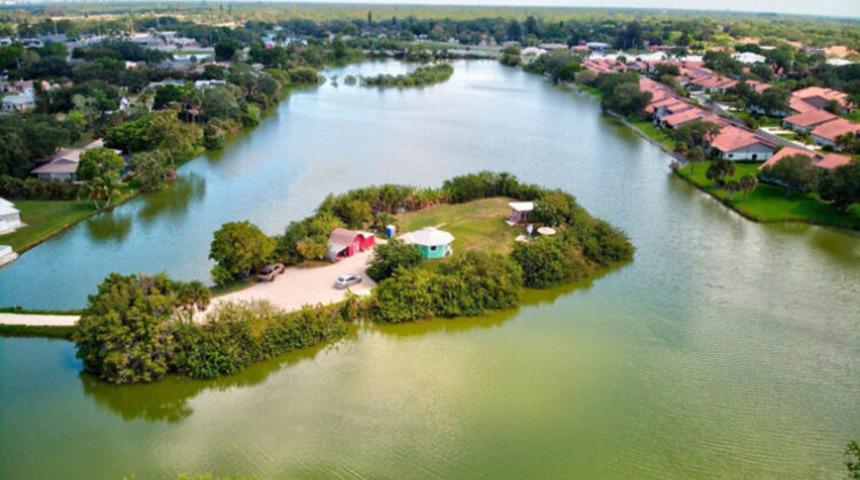 Florida’da bir cennet! Kendi adasında özel minik bir ev yaptırdı, görenleri büyüledi