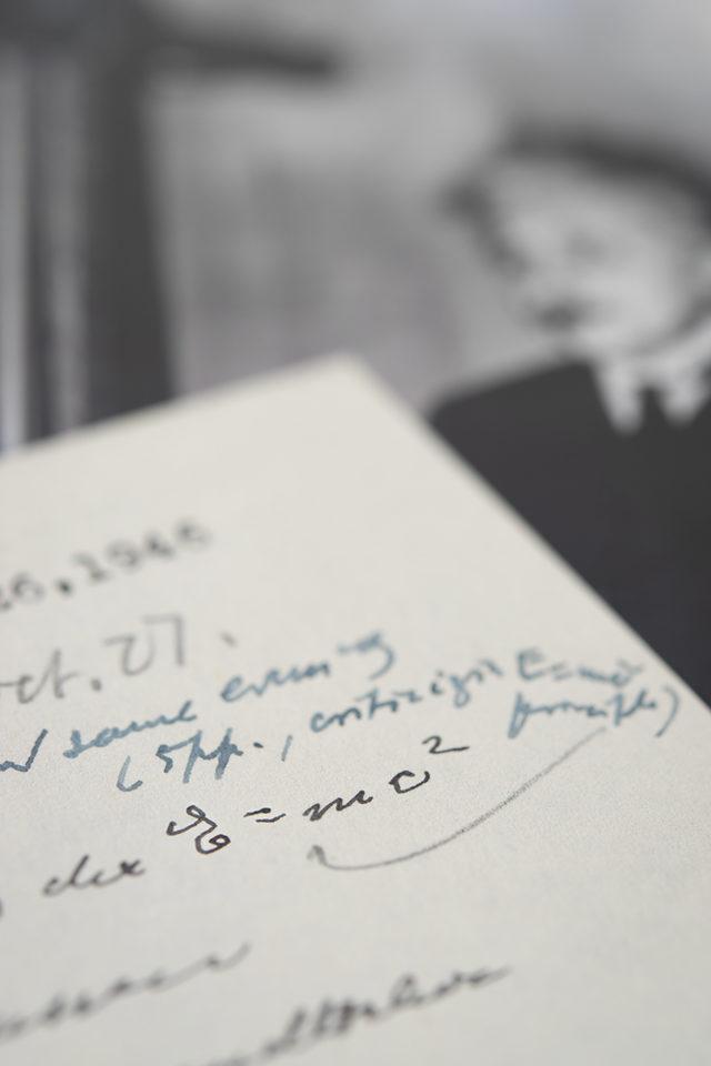 Einstein’in tanınmış formülü E=mc²'li mektup rekor fiyata satışa çıkıyor