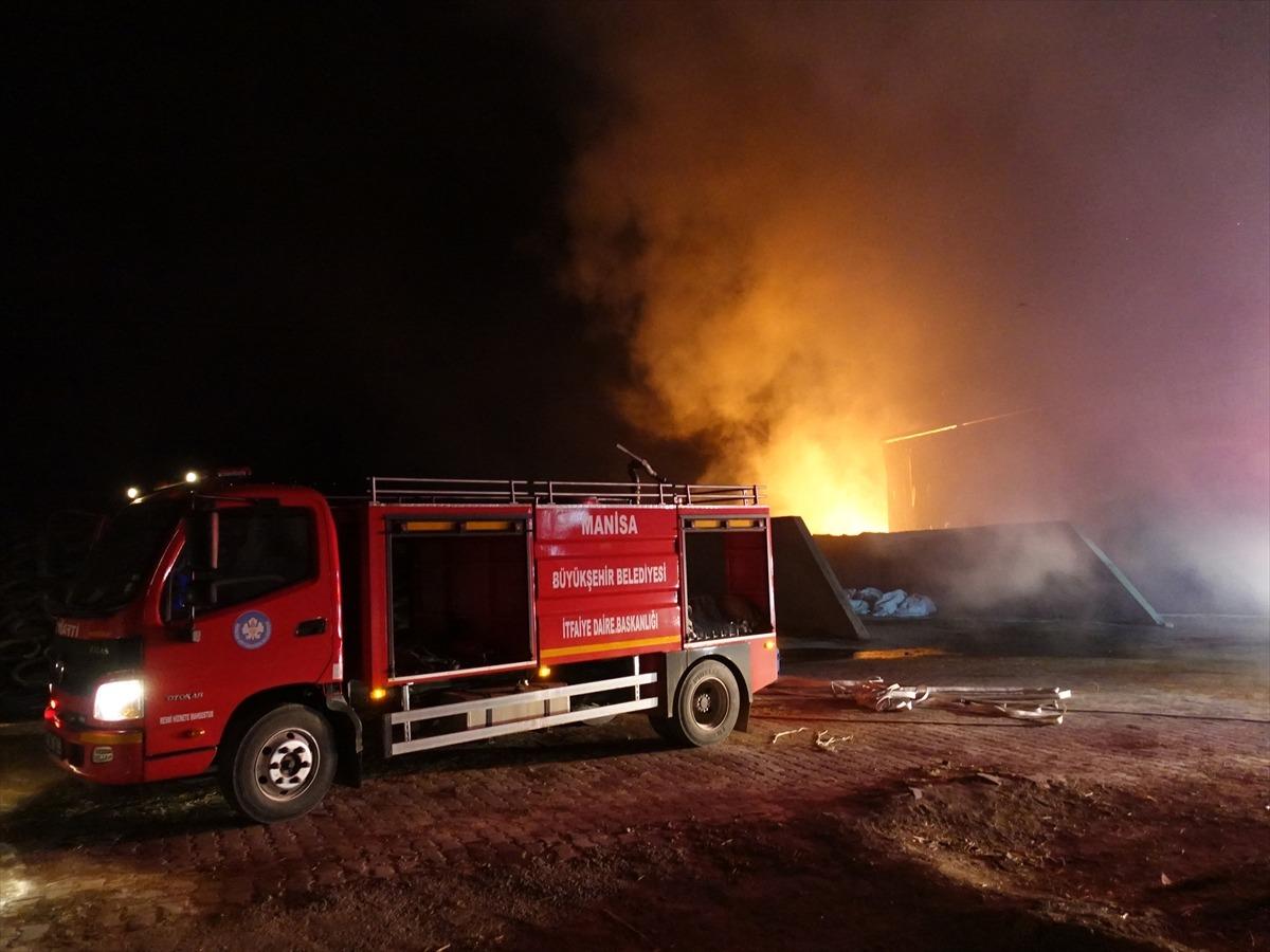 G&Uuml;NCELLEME - Manisa'da besi &ccedil;iftliğinde &ccedil;ıkan yangın 9 saatlik m&uuml;dahaleyle s&ouml;nd&uuml;r&uuml;ld&uuml;