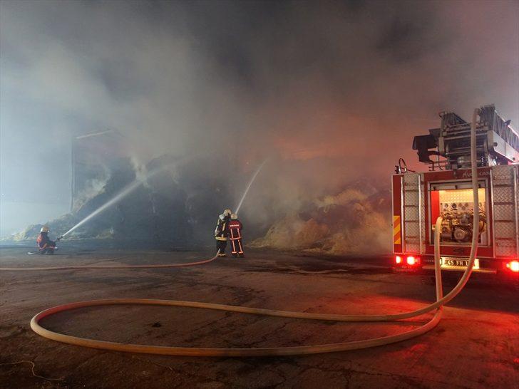 GÜNCELLEME - Manisa'da besi çiftliğinde çıkan yangın 9 saatlik müdahaleyle söndürüldü G2