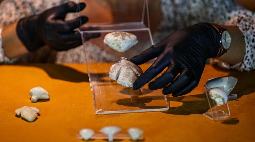 Anadolu mirası 7 bin yaşındaki ‘Yıldız Avcısı’ heykelcikleri ziyaretçilerinin beğenisine sunuldu