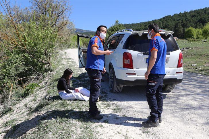 Ormanda yürüyüş yaparken kaybolan genç kadını yoldan geçen vatandaş buldu G3