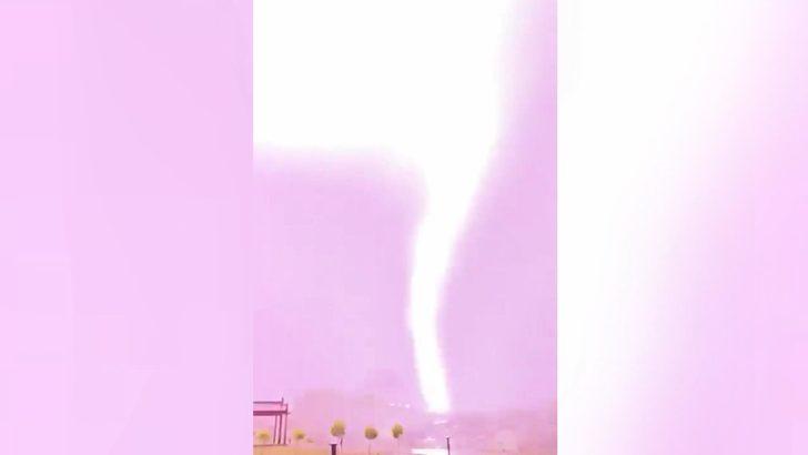 Suudi Arabistan’da dağa düşen yıldırım dev kayalığı parçaladı G1