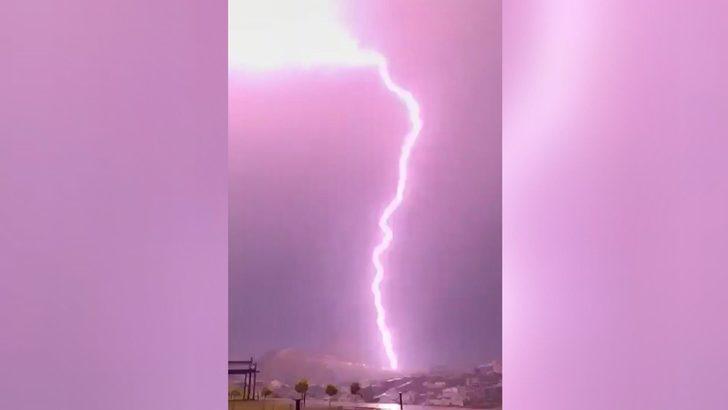 Suudi Arabistan’da dağa düşen yıldırım dev kayalığı parçaladı G2