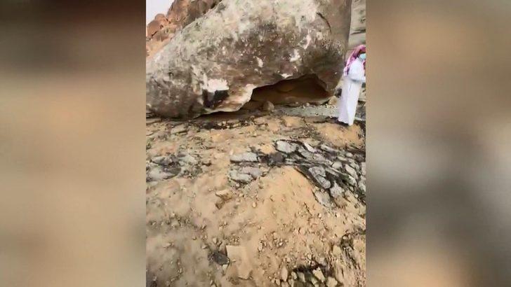 Suudi Arabistan’da dağa düşen yıldırım dev kayalığı parçaladı G4
