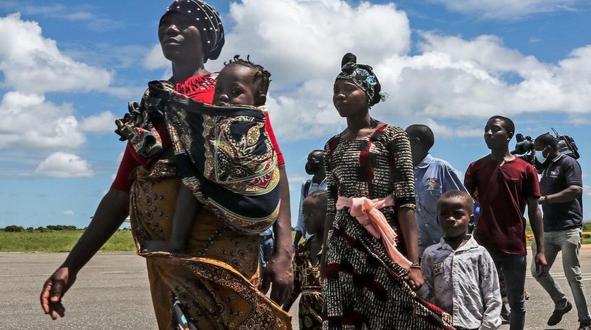Mozambik'teki kurtarma operasyonunda 'beyazlara &ouml;ncelik tanındı, siyahlar &ccedil;atışmada bırakıldı' iddiası