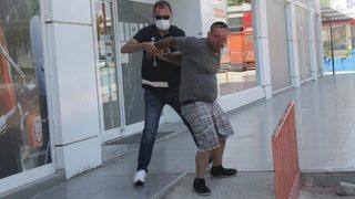 Kısıtlamayı ihlal etti, Savcı akrabam var diyerek polisi tehdit etti