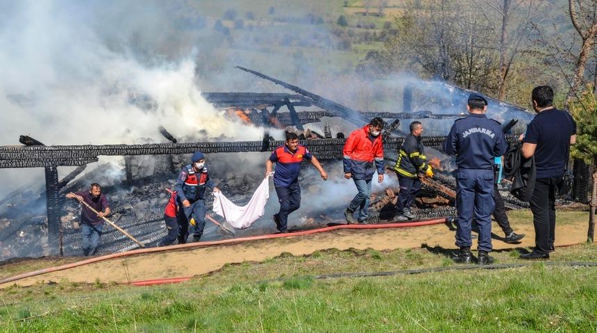 Kastamonu'da yangında hayatını kaybeden şahsın cansız bedeni enkazdan çıkartıldı