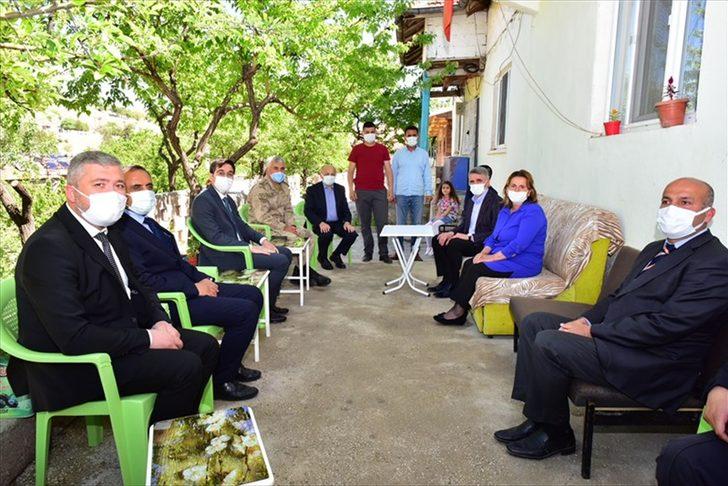 Malatya Valisi Aydın Baruş, sağlık çalışanları ve şehit aileleriyle bayramlaştı G1