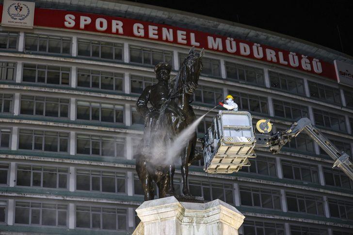 Başkentteki Zafer Anıtı belediye ekiplerince temizlendi G2