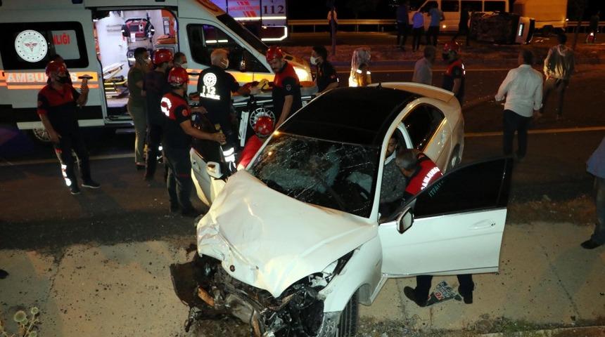 Şanlıurfa'da hafifi ticari araç ile otomobil çarpıştı: Çok sayıda yaralı var