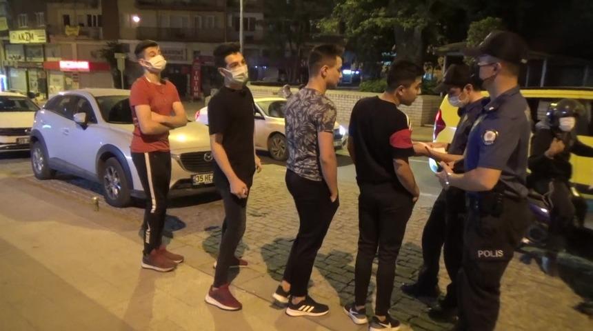 Kısıtlamada taksiyle gezintiye çıktılar, rahatlıklarıyla "pes" dedirttiler