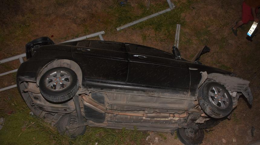 Şarampole devrilen otomobilde sıkışan arkadaşını bırakıp kaçtı