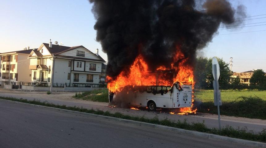 Park halindeyken alev alan midibüs 10 dakikada küle döndü
