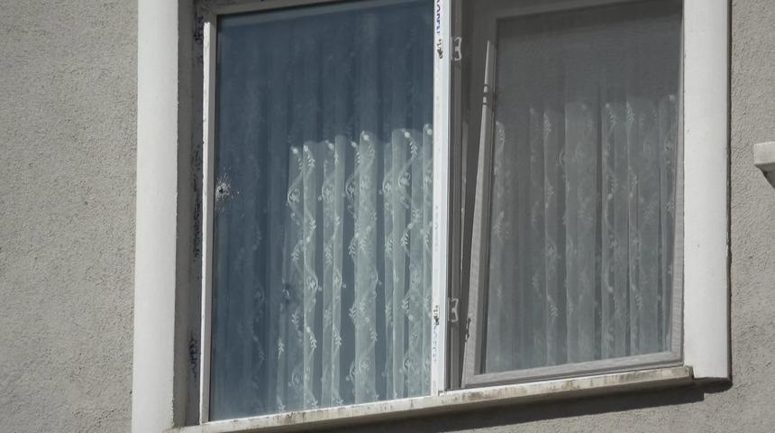 Bayram sabahı dehşeti yaşadılar! Maganda kurşunu camı kırıp gardıroba saplandı