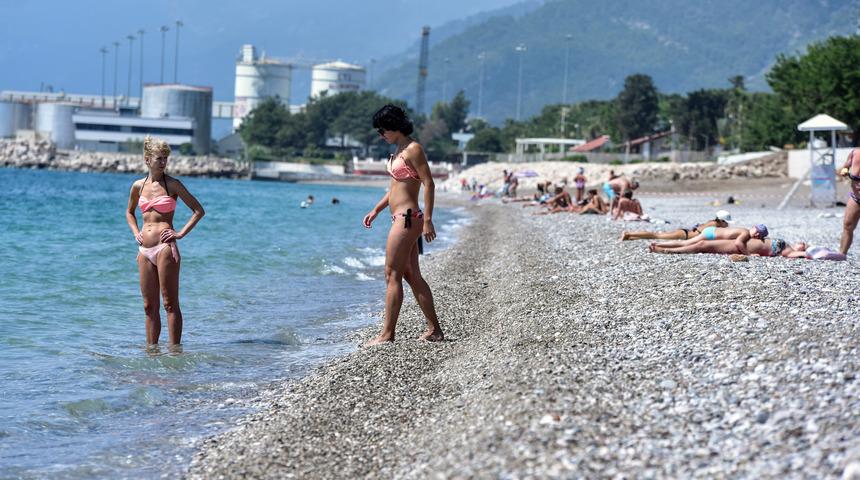 Konyaaltı Sahili, bayramın son g&uuml;n&uuml; de turistlerle doldu