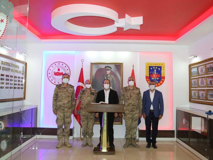 Şırnak Valisi Pehlivan, Kato Dağı Üs Bölgesi'ndeki komandolarla bayramlaştı G2